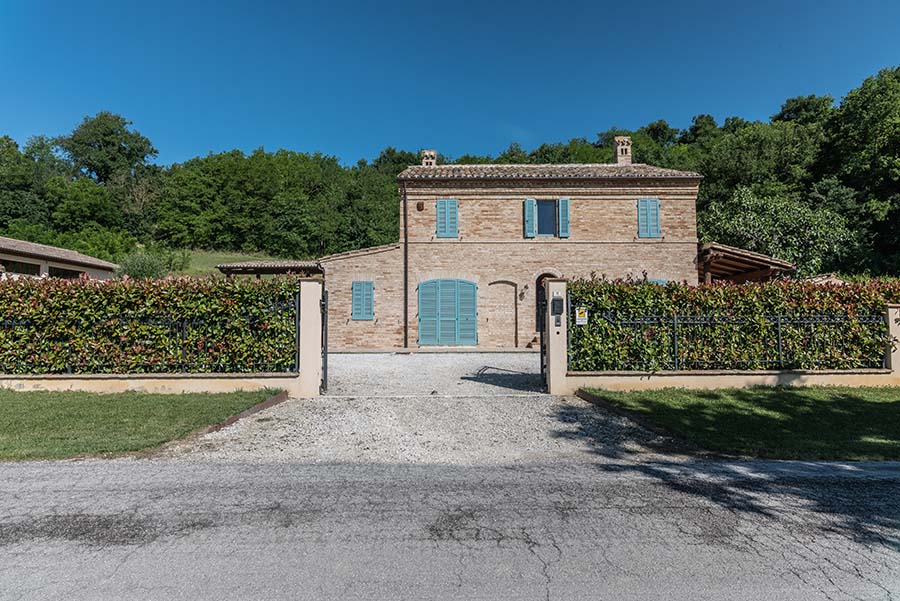 Front entrance of Casale Vigneto with turquoise shutters